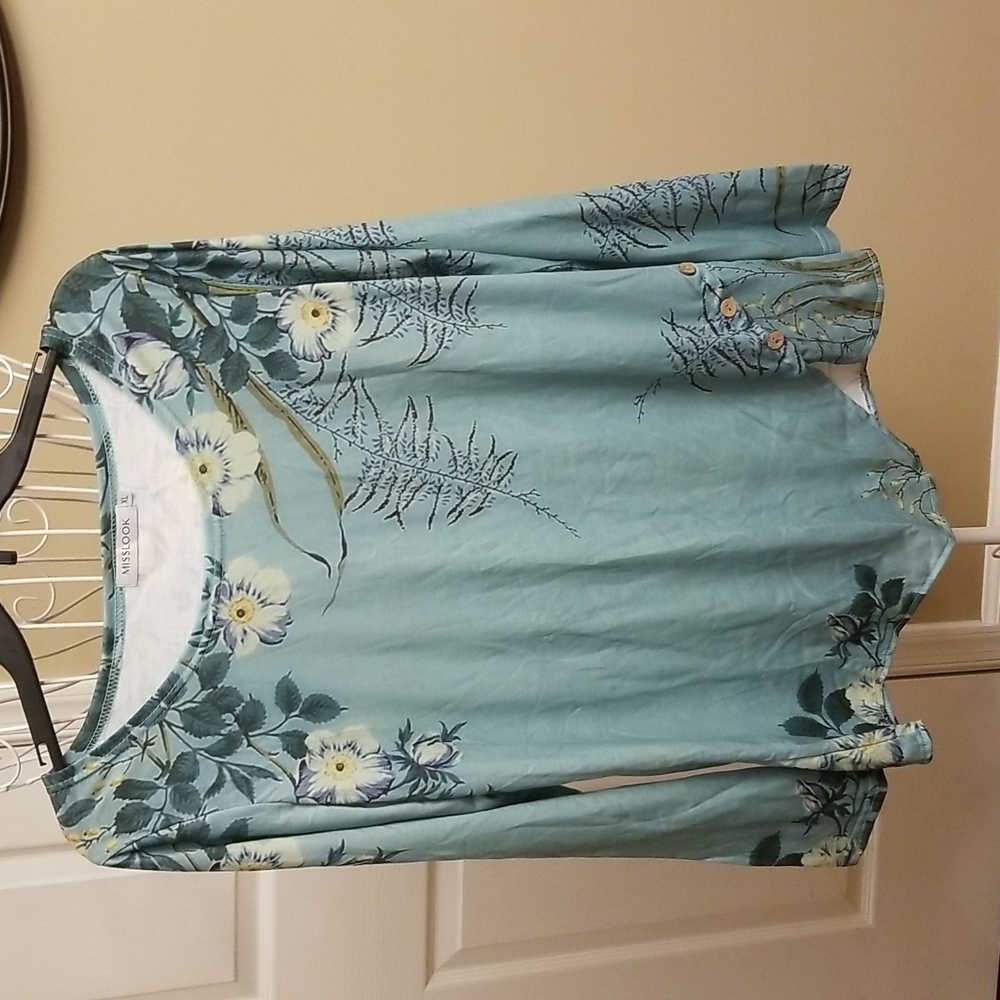 Pretty green Misslook pullover top